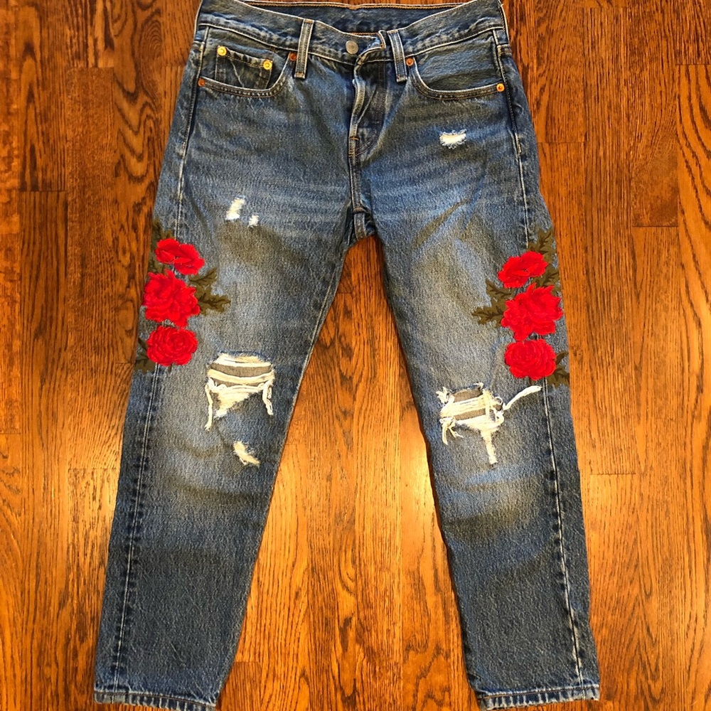Levi’s 501 T Cropped Rose Embroidered Jeans 24